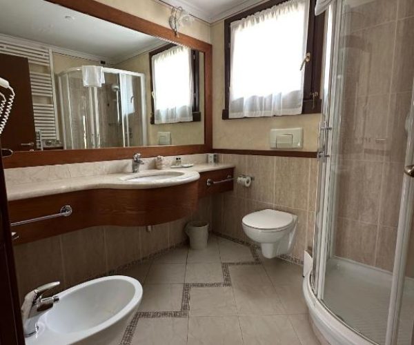 le corti del lago in padenghe sul garda badkamer