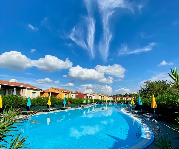 vakantiepark belvedere village in cavalcaselle zwembad