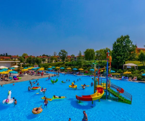 vakantiepark belvedere village in cavalcaselle zwembad